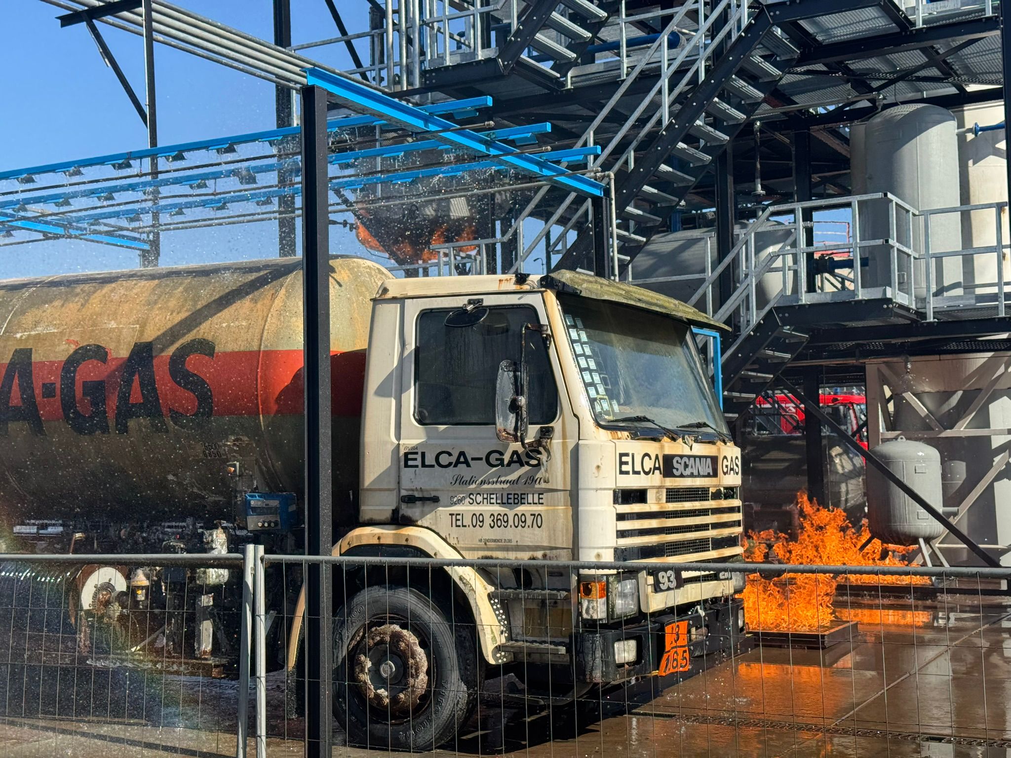 Overzicht van het nieuwe industriële oefenobject van Normec ISEC tijdens de eerste demonstratie, met zicht op meerdere niveaus en vuurinstallaties.