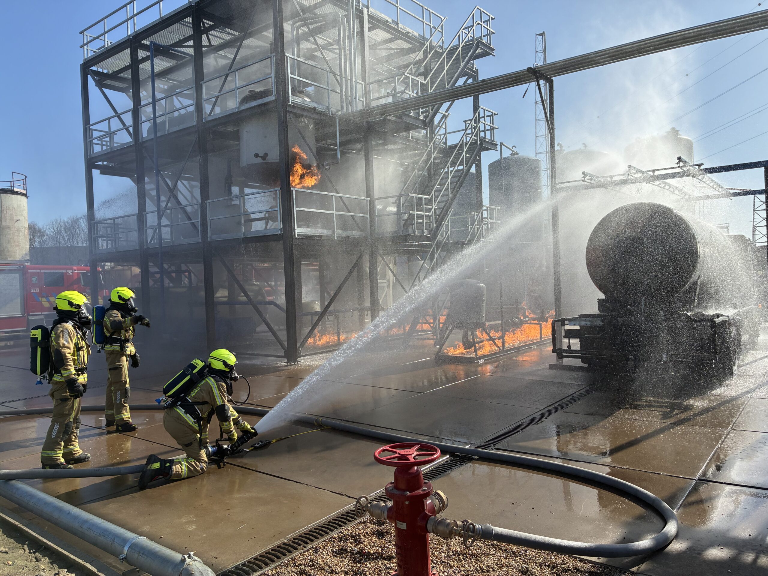 Demonstratiemoment tijdens de opening, met zicht op meerdere vuurhaarden en inzet van een interventieteam.